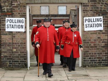 Aposentados da marinha britânica, moradores do Royal Hospital de Chelsea, após votar na quinta-feira em Londres.