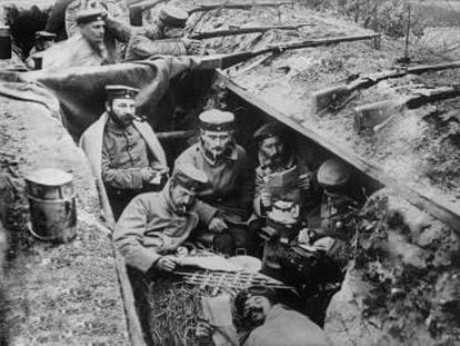 Soldados leem em uma trincheira da Primeira Guerra Mundial.