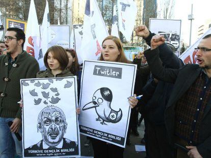 Jovens protestam nesta sexta-feira em Ancara contra o bloqueio do Governo ao Twitter.