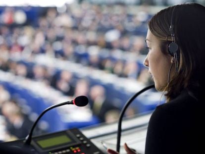 Tradutora trabalha durante sessão do Parlamento Europeu.