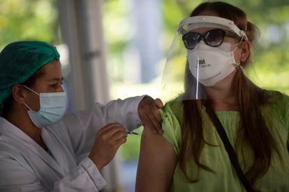 Mulher é vacinada no Rio.