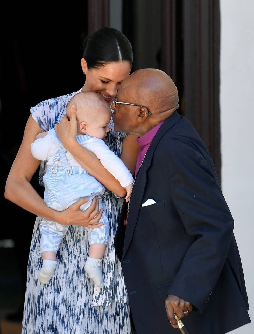 Arcebispo Desmond Tutu beija Archie, que estava no colo da mãe, Meghan