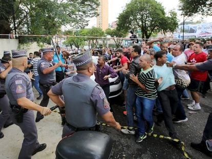 Partidários de Lula se enfrentam com a polícia durante protesto perto da casa do ex-presidente.