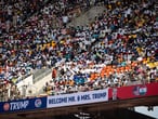 A plateia assiste ao discurso de Trump no estádio em Ahmedabad.