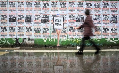 Muro cheio de cartazes na avenida Paulista, em S&atilde;o Paulo.