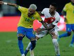 Neymar se enfrenta a  Sergio Peña, en el Brasil-Perú.