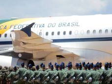 Um grupo de militares diante de um avião da Força Aérea Brasileira (FAB), em uma imagem de arquivo.