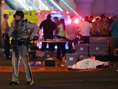 Um policial de Las Vegas controla as ruas após o tiroteio.