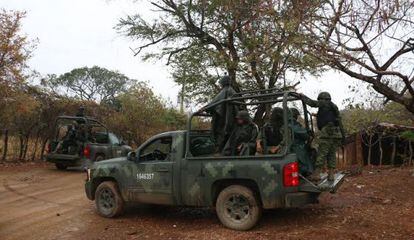Militares na comunidade de El Salitre, onde 17 pessoas desapareceram.