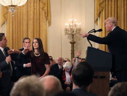 Trump discute com o repórter da CNN Jim Acosta durante entrevista coletiva. 