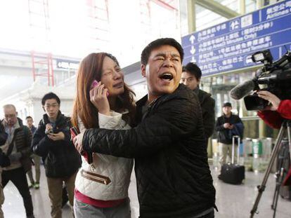 Parentes de um dos passageiros, no aeroporto de Pequim.