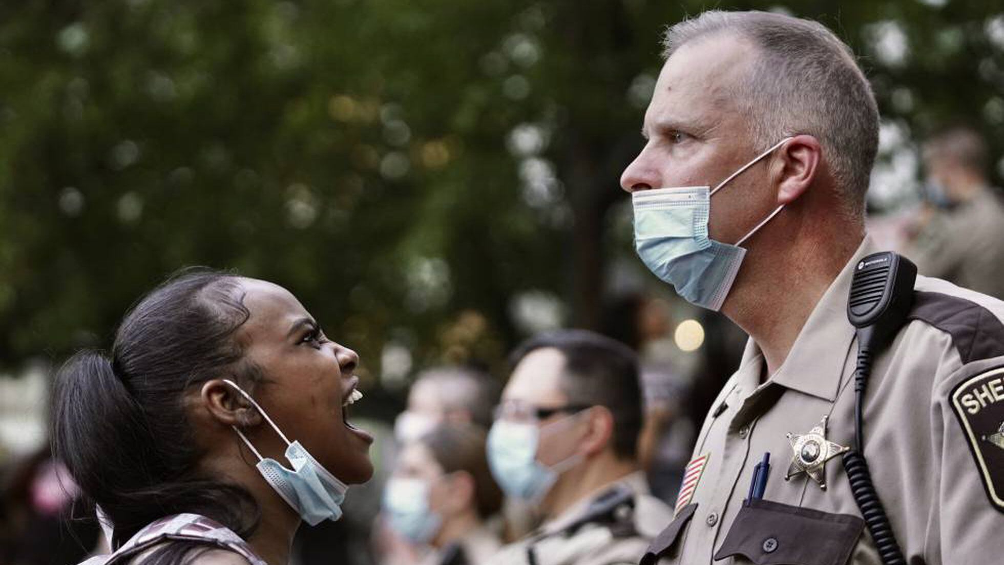 Por que as pessoas se ajoelham durante os protestos contra racismo policial  nos EUA?, Mundo