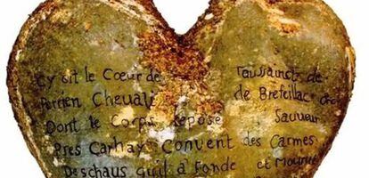 Urna de chumbo em forma de coração com uma inscrição que atribui o coração a Toussaint Perrien, cavaleiro de Brefeillac.
