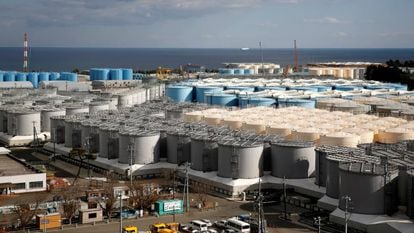 Tanques de água radioativa na usina nuclear de Fukushima (Japão), devastada pelo terremoto e o subsequente tsunami de 2011.