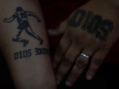 Mulher exibe tatuagens em homenagem a Diego Maradona em Buenos Aires.