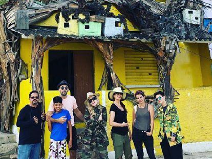 Madonna visitando a Casa Amarela, um centro cultural no Morro da Providência.