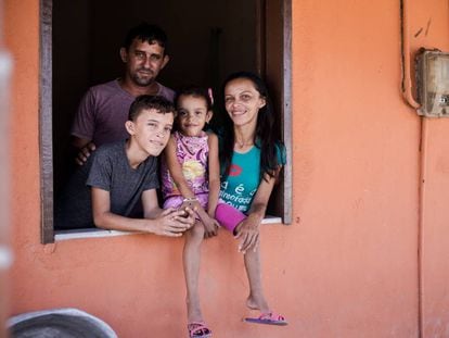 A agricultora Patrícia, o marido e os dois filhos que, com o auxílio emergencial, driblaram o fogão à lenha e tiveram WiFi em casa pela primeira vez.