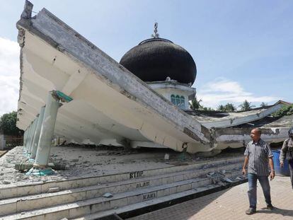 Mesquita destruída pelo terremoto em Meuredu, distrito de Pidie Jaya, no norte da província indonésia de Aceh.