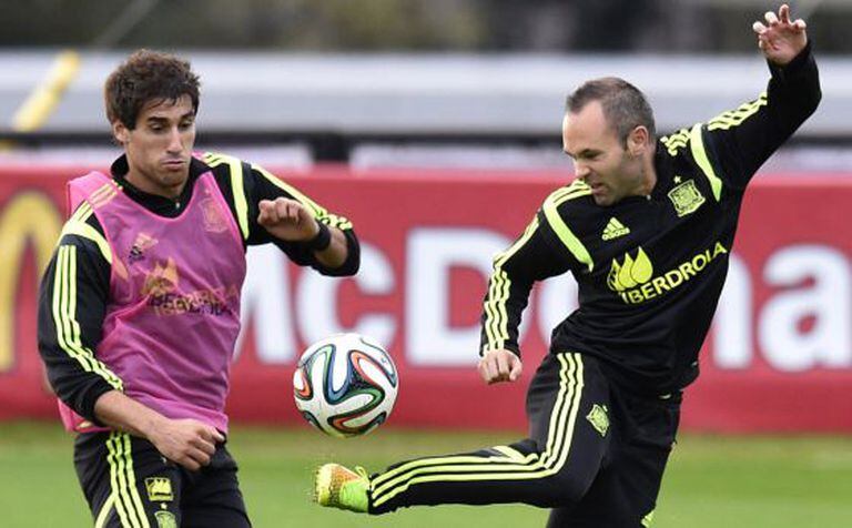 Iniesta toca de chaleira diante de Javi Martinez.