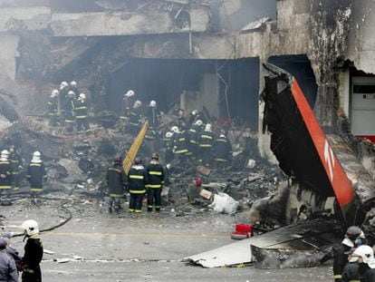 Em 2007, 199 pessoas morreram em um acidente de avion da companhia brasileira TAM em Sao Paulo, ao estrellarse contra um edifício que fornecia combustível aos aviões.
