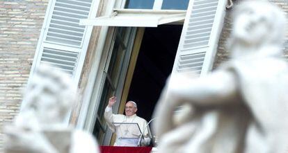 O Papa Francisco aparece na janela na praça São Pedro no Vaticano neste domingo.