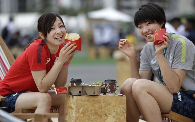 Atletas olímpicas japonesas comem no McDonald’s da Vila Olímpica.