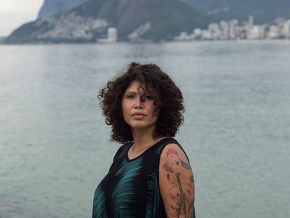 A guia turística Tatiane Araújo da Silva, de 36 anos, na Pedra do Arpoador, na Zona Sul do Rio, aonde costumava levar turistas antes da pandemia.
