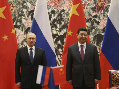 O presidente russo, Vladimir Putin, e seu homólogo, Xi Jinping, no encontro de domingo em Pequim.