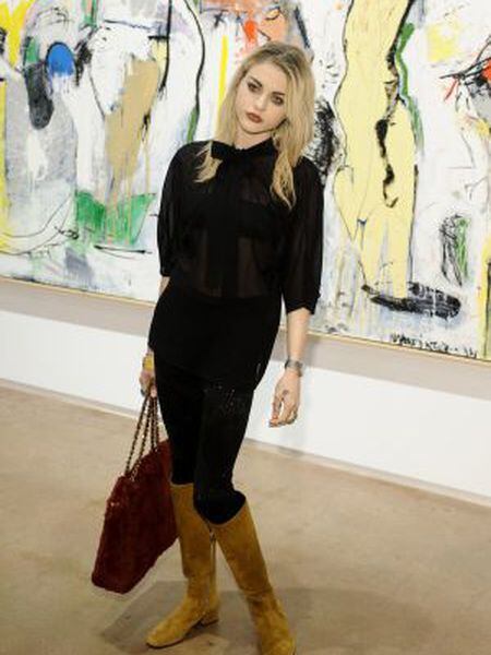 Frances Bean na inauguração de uma exposição em Los Angeles.