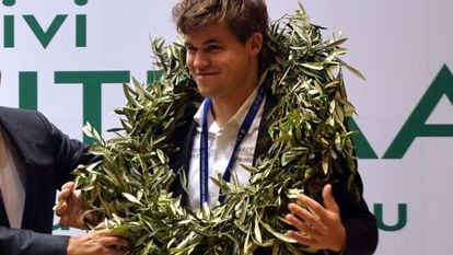 Carlsen, com a coroa de louros dos campeões.