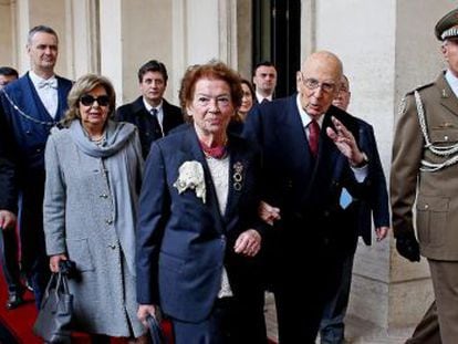 Giorgio Napolitano acena ao deixar o palácio presidencial de Quirinal, em Roma, ao lado de sua mulher.