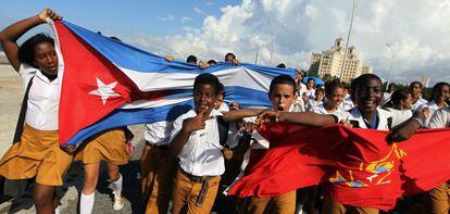 Estudantes cubanos participam de uma marcha oficial pela libertação dos espiões presos nos EUA, no dia 30 de setembro de 2014, em Havana.