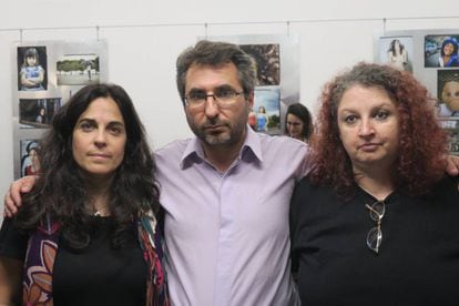 Analía Kalinec (esquerda), Pablo Verna e Lorna Milena, nesta terça-feira em Buenos Aires.