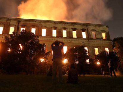 Pessoas observam como as chamas destroem o Museu Nacional.
