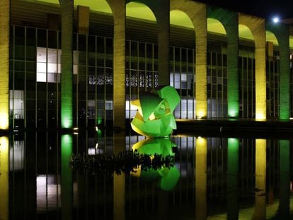 O Palácio do Itamaraty no dia 27 de abril, iluminado com as cores da bandeira brasileira em referência às Olimpíadas no Rio.