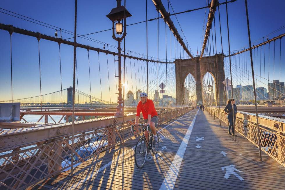 Ciclista na ponte do Brooklyn, em Nova York (EUA)