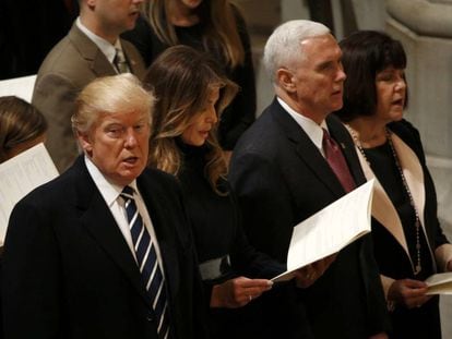 Donald Trump, com a esposa e seu vice-presidente, neste sábado na Catedral Nacional de Washington.