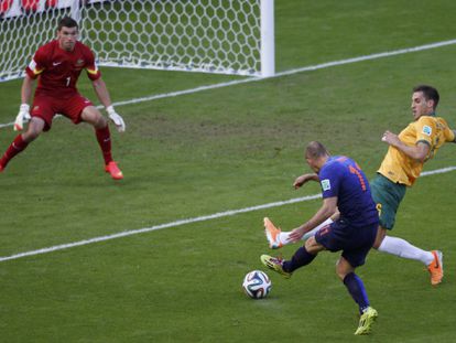 Robben dispara para marcar o primeiro gol da Holanda.