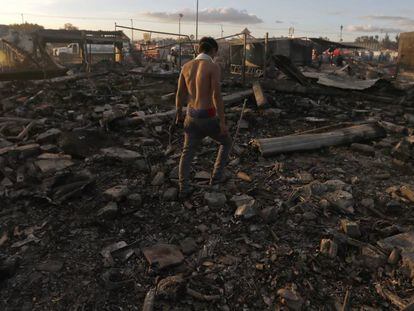Homem caminha entre os escombros, após a tragédia.