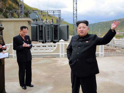 Imagem não confirmada disponibilizada pela agência norte-coreana KCNA, que mostra a Kim Jong-um na obra de uma usina de energia elétrica.