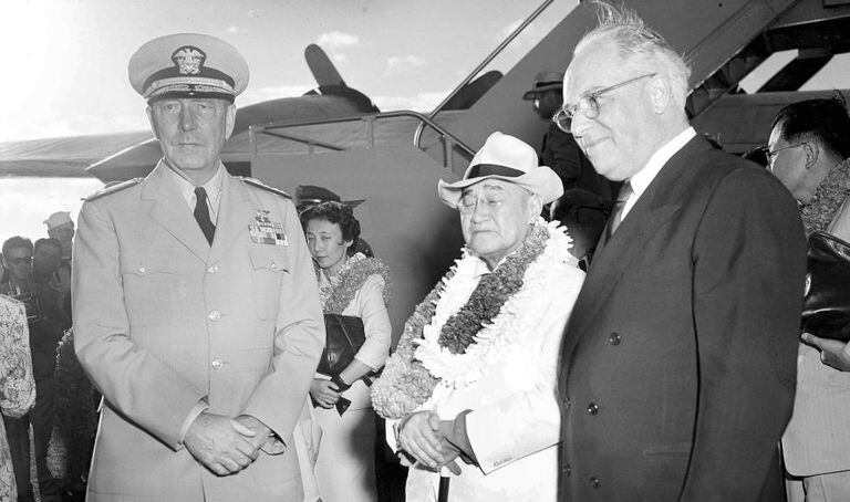 O primeiro-ministro japonês Shigeru Yoshida visitou Pearl Harbor em agosto de 1951, dez anos após o ataque.