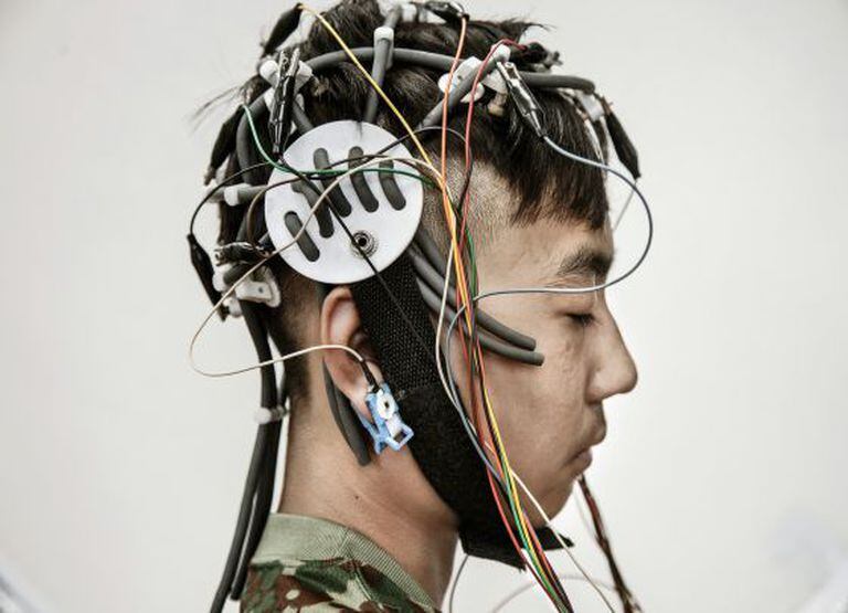 Lu Jun Song, de 13 anos, se submete a um check-up médico e a um encefalograma para saber se sofre de alguma disfunção cerebral. É seu primeiro dia na clínica fundada por Tao Ran, psiquiatra e coronel do Exército Popular de Libertação, subordinada ao Hospital Militar Geral de Pequim.
