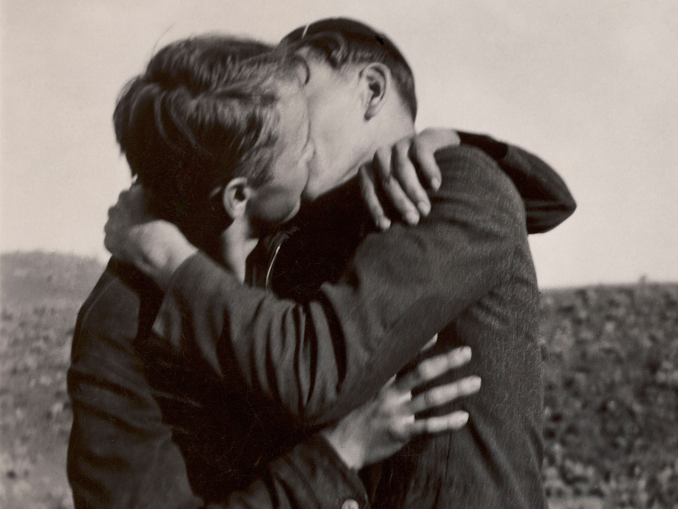 Detalhe de uma foto instantânea que mostra um casal beijando-se. 