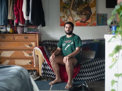 Pedro Lemes vive num apartamento de 27 metros quadrados no centro de São Paulo.