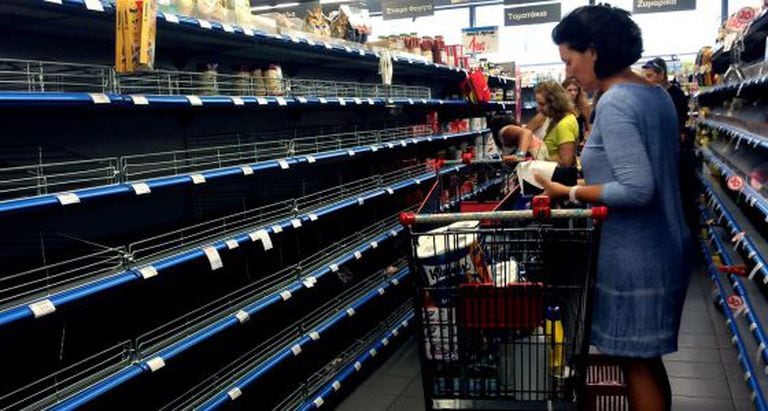 Mulher em um supermercado de Atenas no sábado.
