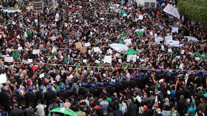 Estudantes argelinos protestam contra Buteflika em 5 de março.