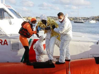Sobrevivente do naufrágio é levado a Lampedusa.
