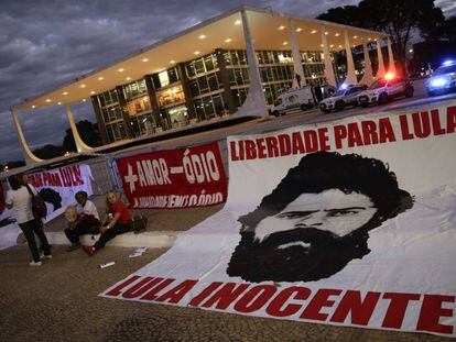 Apoiadores de Lula diante do STF nesta terça.