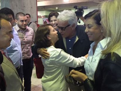 Mulher do opositor abraça Felipe González no aeroporto.