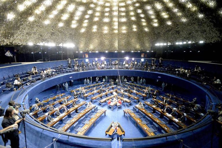 O plenário do Senado refletido em um espelho, às 15h50 deste sábado. Mais jornalistas que senadores.